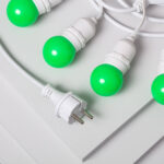 Guirlande lumineuse avec ampoules vertes G45, câble blanc et prise secteur