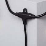 Connecteur étanche T pour guirlande noire, entrée câble latérale et verticale, fixation murale