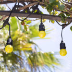 Guirlande guinguette noire avec ampoules LED G45 jaunes suspendues