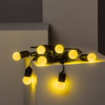 Guirlande lumineuse à câble noir avec ampoules LED sphériques jaune chaud, douilles E27