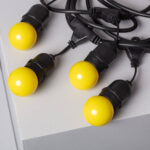 Guirlande lumineuse avec ampoules rondes jaunes, douilles noires et câble noir