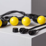 Guirlande guinguette noire avec ampoules sphériques jaunes et connecteurs étanches