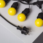 Guirlande guinguette noire avec ampoules rondes jaunes et prise électrique européenne