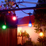 Guirlande guinguette extérieure avec ampoules LED multicolores suspendues sur câble noir