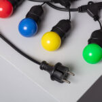 Guirlande lumineuse à prise, câble noir et ampoules rondes multicolores (rouge, bleu, jaune, vert)