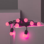 Guirlande LED guinguette noire avec ampoules rondes roses et câble noir