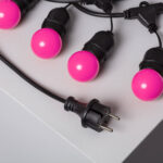Guirlande guinguette ampoules rondes roses, câble noir et prise secteur deux broches