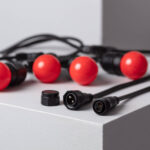 Guirlande extérieure noire avec ampoules LED rouges sphériques et connecteurs étanches