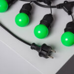Guirlande LED extérieure ampoules G45 vertes sur câble noir avec prise secteur 2 broches