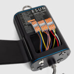 Boîtier de kit d'urgence LED noir avec bornier et câbles multicolores visibles