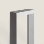 Balise sur pied en ciment gris, cadre rectangulaire ouvert au design moderne, finition mate