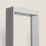 Balise extérieure en ciment gris rectangulaire avec éclairage LED encastré