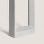 Balise sur pied en ciment gris clair rectangulaire à ouverture centrale, finition texturée pour éclairage extérieur