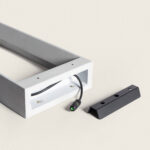 Balise extérieure en ciment rectangulaire grise avec câblage et base de fixation amovible