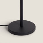 Lampadaire sur pied noir en aluminium avec base ronde plate et tige verticale