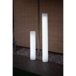 Lampadaire extérieur cylindrique blanc opalin sur pied, deux hauteurs visibles