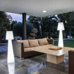 Lampadaire extérieur sur pied blanc à diffuseur translucide conique pour terrasse