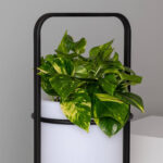 Lampadaire sur pied métal noir avec pot de fleurs blanc et plante verte