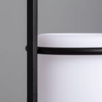 Lampadaire extérieur avec diffuseur cylindrique blanc et structure métallique noire