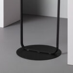 Lampadaire sur pied métal noir avec base ronde plate et structure rectangulaire ouverte