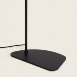 Lampadaire sur pied noir en métal à base plate arrondie