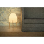 Lampadaire sur pied blanc opalin, abat-jour arrondi et trois pieds en bois naturel