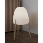 Lampadaire sur pied extérieur blanc à diffuseur ovale et pieds beige, câble apparent