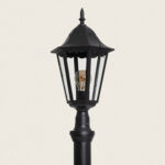 Lampadaire sur pied noir en métal style lanterne traditionnelle, abat-jour à montants visibles et ampoule centrale