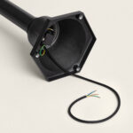 Lampadaire sur pied noir, base hexagonale ouverte avec câbles électriques apparents