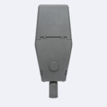 Tête de lampadaire grise à fixation sur mât, forme effilée rectangulaire