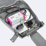 Alimentation LED argent et rose avec câblage et borniers dans boîtier de luminaire extérieur