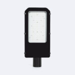 Lampadaire LED noir à tête rectangulaire, module LED visible, fixation sur mât pour éclairage public