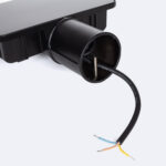 Pièce de fixation de lampadaire extérieur noir avec câbles électriques dénudés