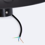 Lampadaire extérieur noir en métal, partie inférieure avec câble et fils électriques dénudés