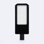 Lampadaire LED noir rectangulaire, tête à LED visible, fixation sur mât, usage extérieur