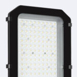 Lampadaire LED tête rectangulaire noire avec matrice de puces LED visibles sous vitrage