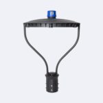 Lampadaire LED noir en métal, tête ronde plate, bras courbés doubles, montage sur mât avec capteur crépusculaire bleu