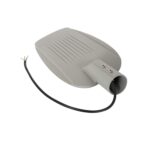 Lampadaire LED à boîtier gris, fixation sur mât avec douille cylindrique et câble d'alimentation apparent