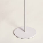 Lampadaire blanc sur socle rond à tige fine