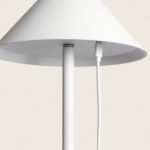 Lampadaire blanc à abat-jour conique avec pied tubulaire et câble USB de recharge visible