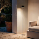 Lampadaire sur pied noir à tige fine et abat-jour conique, pour terrasse extérieure