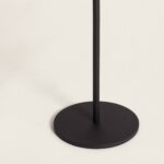 Lampadaire sur pied noir, base ronde plate en métal et tige fine