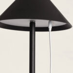 Lampadaire sur pied noir à abat-jour conique, tige métallique et câble USB branché