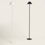 Lampadaire sur pied en métal mince avec abat-jour conique, versions noir et blanc, base ronde