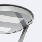 Lampadaire LED tête ronde grise en métal avec modules LED visibles et diffuseur plat, fixation sur bras