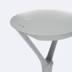 Lampadaire LED sur poteau gris mat, dôme circulaire, support tripode métallique pour éclairage extérieur public