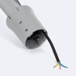 Lampadaire extérieur gris métallique avec boîtier de base ouvert et câbles électriques dénudés