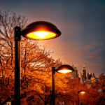 Lampadaire extérieur dôme à lumière ambre, corps métal, montage sur poteau pour éclairage public