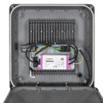 Lampadaire LED boîtier carré métallique gris ouvert avec pilote électronique visible et câblage