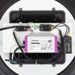 Driver LED Philips Xitanium rectangulaire blanc avec bords violets, câbles et bornier pour lampadaire extérieur
